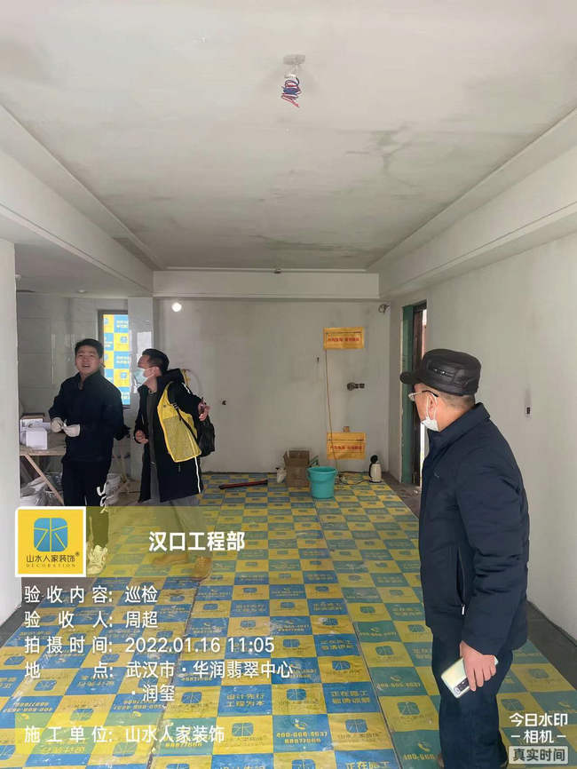 汉口工程部领导在华润翡翠中心工地巡检