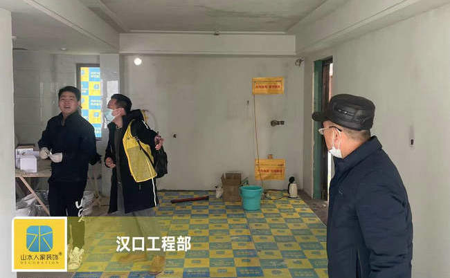 汉口工程部领导在华润翡翠中心工地巡检