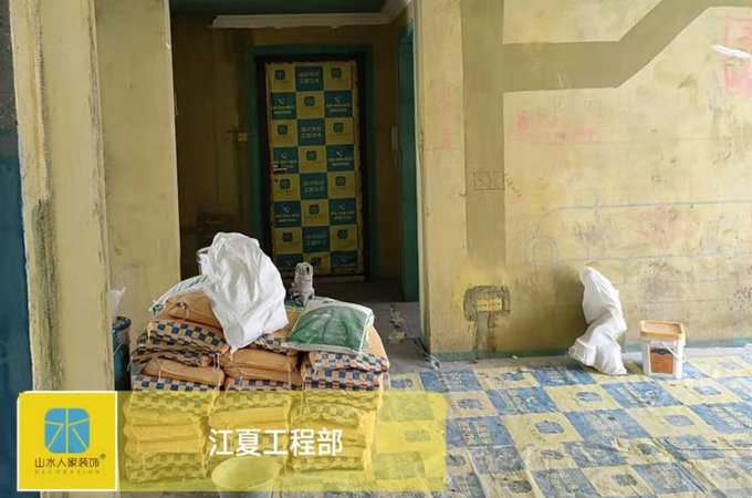 黄鹤里小区泥木完工油漆进场
