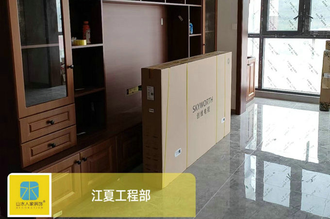 新华联青年城主材安装收尾阶段