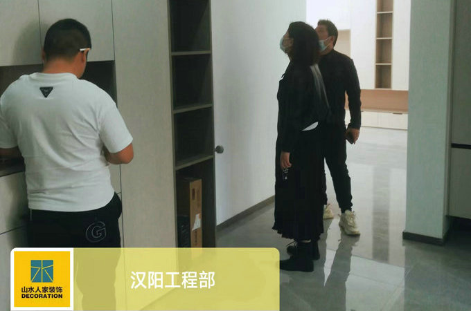 汉阳店领导下工地检查