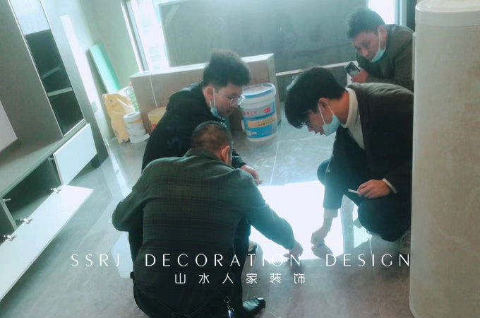 山水人家装饰汉阳工程部领导检查工地