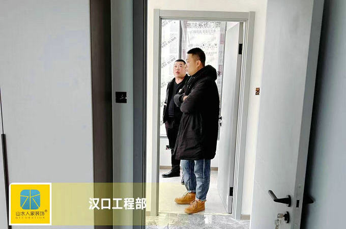 山水人家装饰总部工程部领导汇悦天地工地巡检